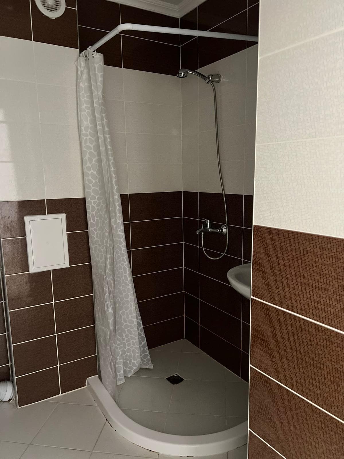 Персани 3 – Просторен апартамент на 3-ти етаж под наем 5