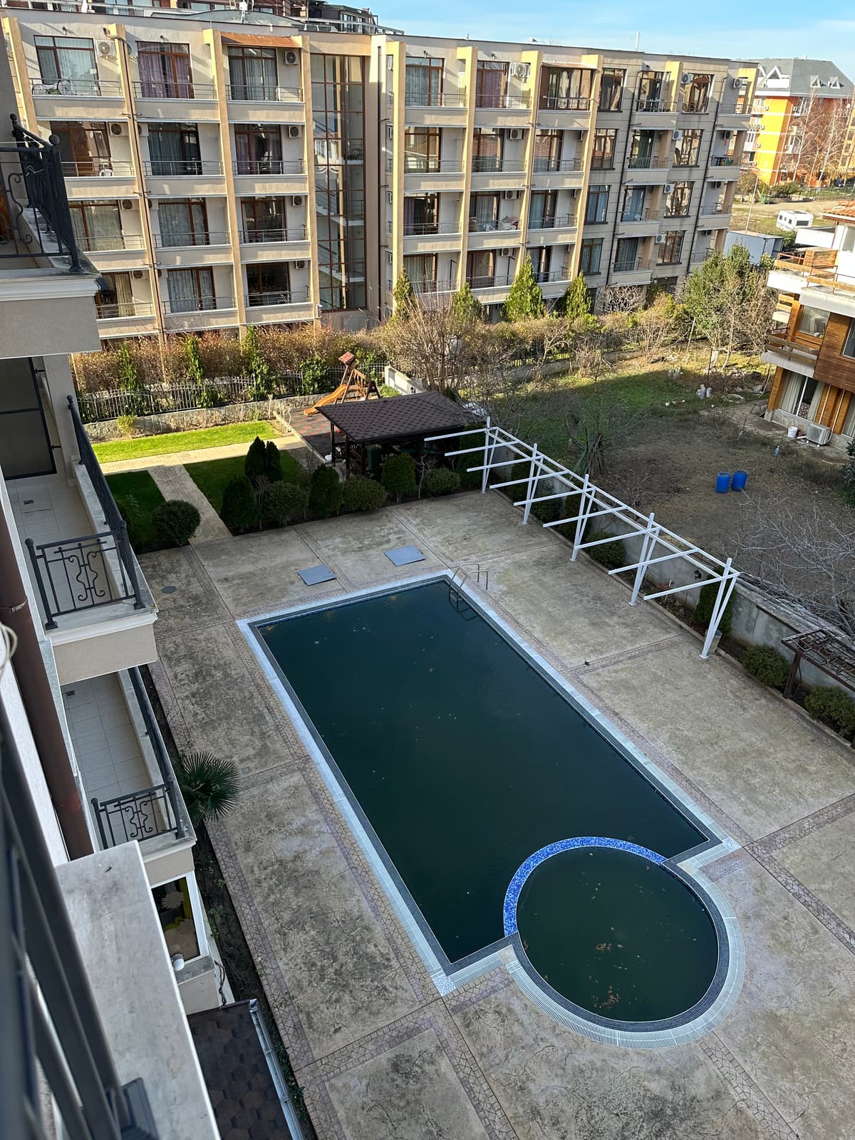 Persani 3 – Квартира с видом на бассейн на 4-м этаже в аренду 6