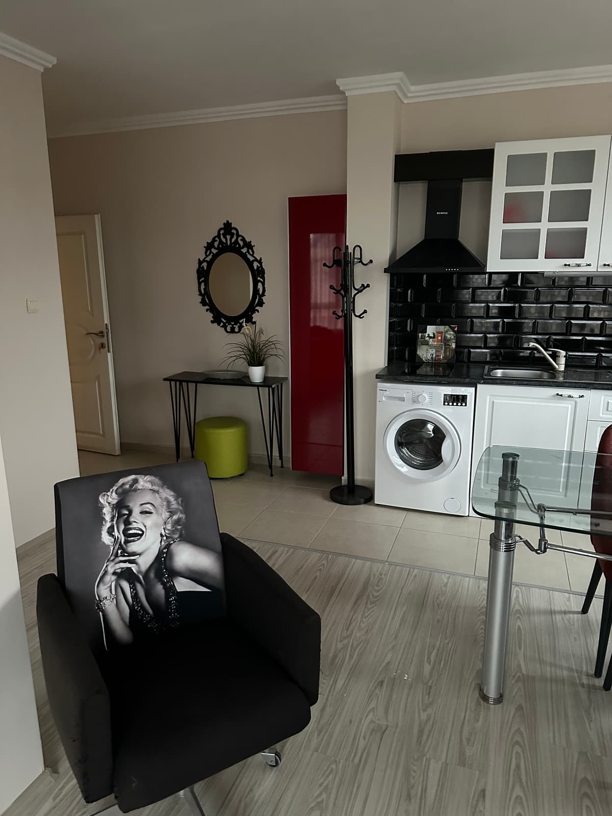 Persani 3 – Квартира с видом на бассейн на 4-м этаже в аренду 3